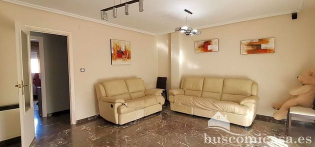 Foto 2 de Piso en venta en Linares de 4 habitaciones con terraza y piscina