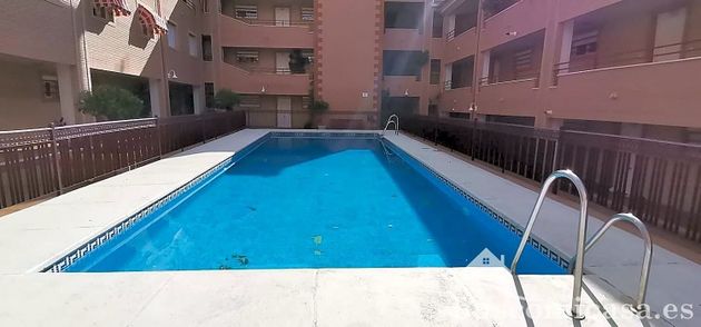Foto 2 de Piso en venta en Linares de 3 habitaciones con piscina y balcón