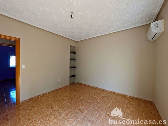Foto 2 de Piso en venta en Linares de 3 habitaciones con garaje y balcón