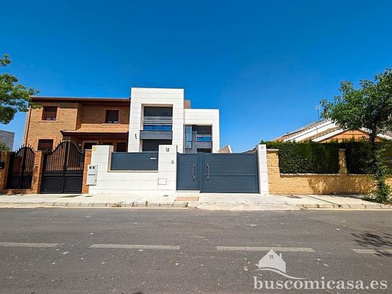 Foto 2 de Xalet en venda a Linares de 5 habitacions amb terrassa i piscina