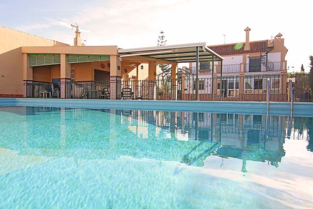 Foto 1 de Xalet en venda a Montequinto de 5 habitacions amb terrassa i piscina