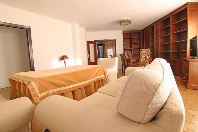 Foto 2 de Venta de piso en Nervión de 6 habitaciones con balcón y aire acondicionado