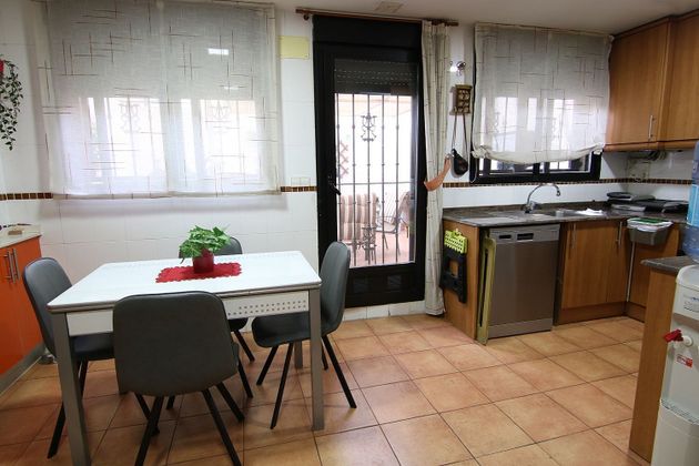 Foto 1 de Venta de casa en Picanya de 4 habitaciones con terraza y jardín