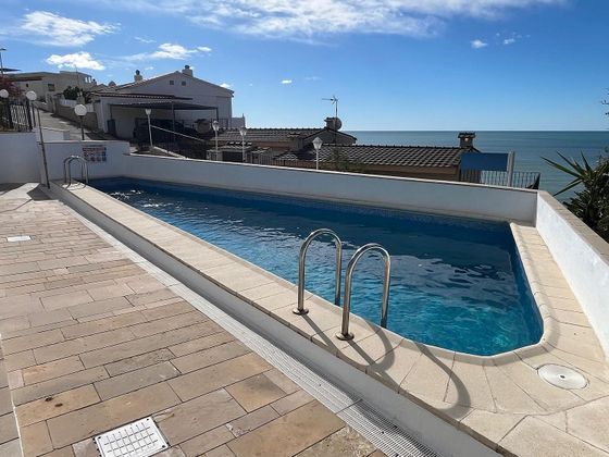 Foto 1 de Casa en venda a plaza Poligono de 3 habitacions amb terrassa i piscina