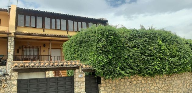 Foto 2 de Venta de casa adosada en calle Balcón de Entrepeñas de 3 habitaciones con terraza y piscina