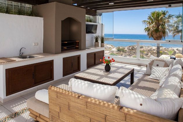 Foto 1 de Venta de casa adosada en calle Bahia de Marbella de 4 habitaciones con terraza y piscina