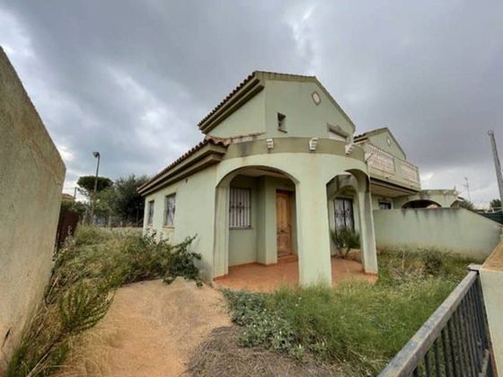 Foto 1 de Casa adossada en venda a calle Cienfuegos de 4 habitacions amb terrassa i jardí