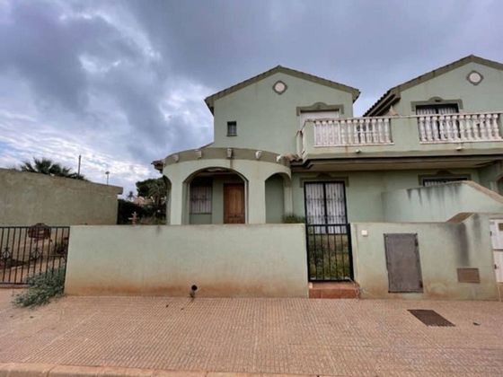 Foto 2 de Casa adossada en venda a calle Cienfuegos de 4 habitacions amb terrassa i jardí