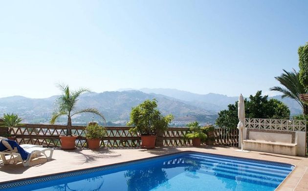 Foto 1 de Casa adossada en venda a calle De Los Pinos de 4 habitacions amb terrassa i piscina