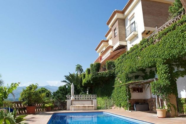 Foto 2 de Casa adossada en venda a calle De Los Pinos de 4 habitacions amb terrassa i piscina