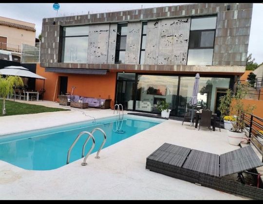 Foto 1 de Casa adosada en venta en Casinos de 6 habitaciones con piscina y aire acondicionado