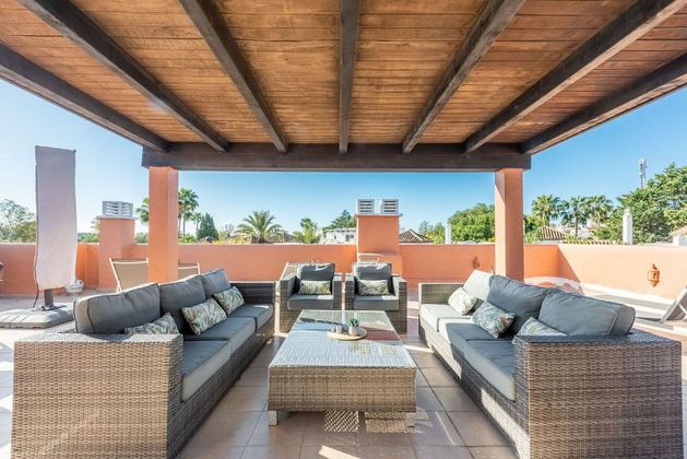 Foto 1 de Dúplex en venda a Guadalmina de 5 habitacions amb terrassa i piscina