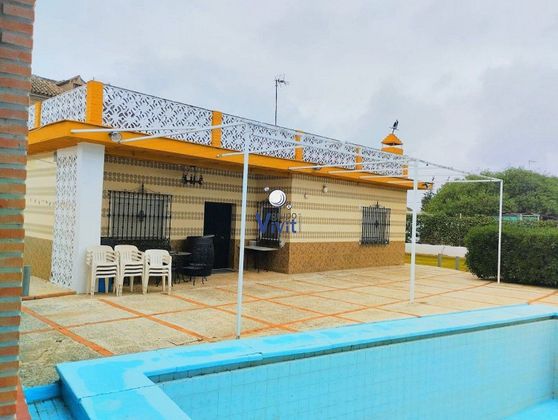 Foto 2 de Venta de chalet en Utrera de 4 habitaciones con piscina y garaje