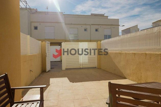 Foto 1 de Casa adossada en venda a calle La Senia de 3 habitacions amb terrassa i piscina