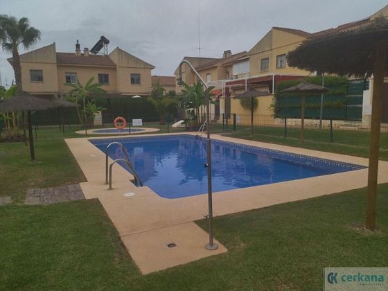 Foto 1 de Casa en venda a Espartinas de 4 habitacions amb piscina i garatge
