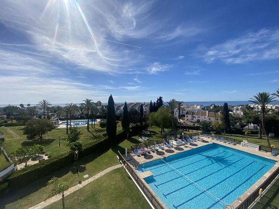 Foto 1 de Piso en venta en Nueva Andalucía centro de 3 habitaciones con terraza y piscina