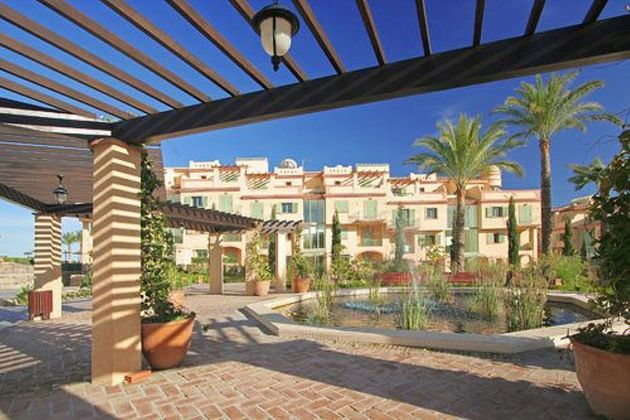 Foto 2 de Venta de piso en Benahavís de 2 habitaciones con terraza y piscina
