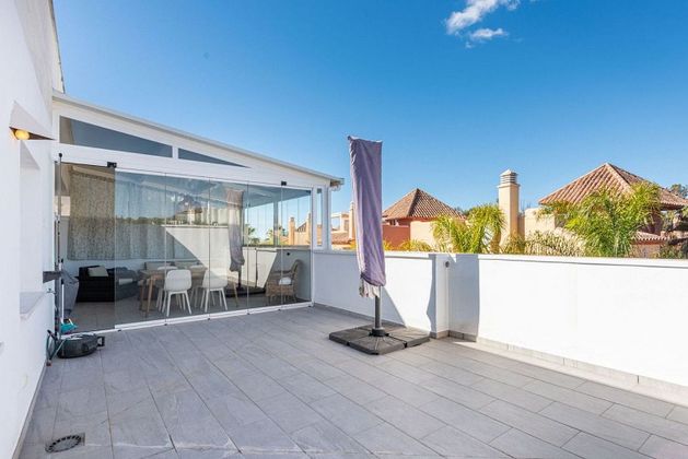 Foto 2 de Ático en venta en Nueva Andalucía centro de 2 habitaciones con terraza y piscina