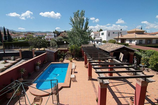 Foto 1 de Xalet en venda a Zubia (La) de 5 habitacions amb terrassa i piscina
