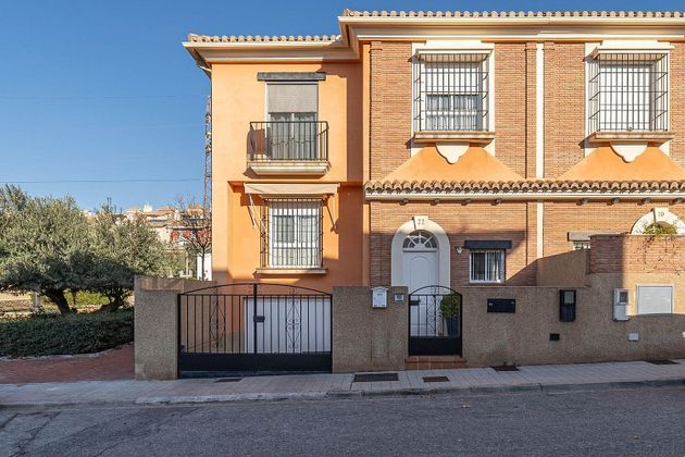Foto 1 de Casa en venta en Huétor Vega de 3 habitaciones con terraza y balcón