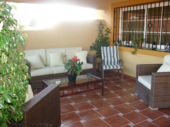 Foto 1 de Venta de casa adosada en Guadalmina de 5 habitaciones con piscina y jardín