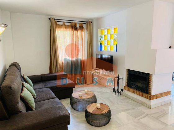 Foto 1 de Casa adossada en lloguer a Los Naranjos - Las Brisas de 4 habitacions amb piscina i mobles