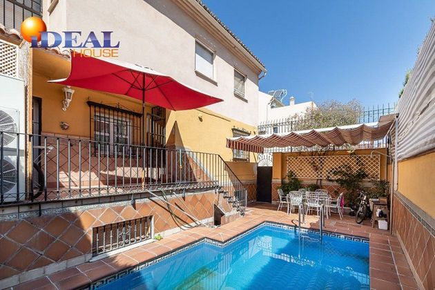 Foto 1 de Venta de chalet en Cerrillo de Maracena - Periodistas de 6 habitaciones con terraza y piscina