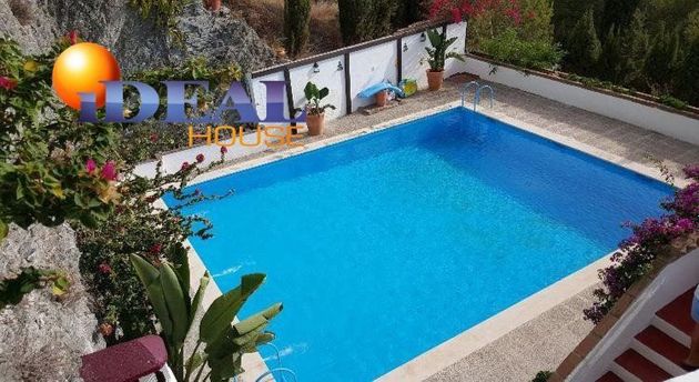 Foto 2 de Venta de chalet en Velilla-Taramay de 5 habitaciones con terraza y piscina