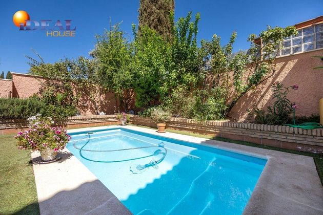 Foto 2 de Casa adosada en venta en Albolote de 3 habitaciones con terraza y piscina