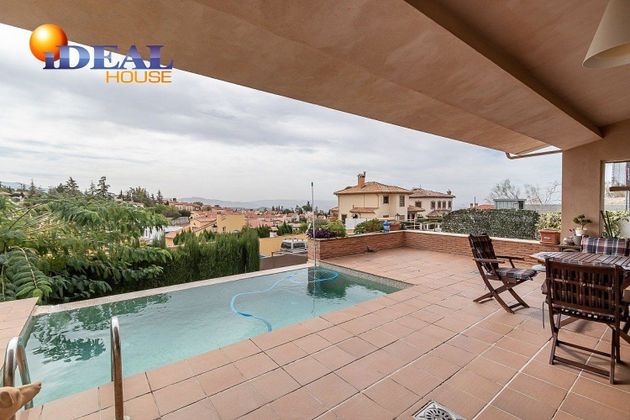 Foto 1 de Casa en venta en Alfacar de 4 habitaciones con terraza y piscina
