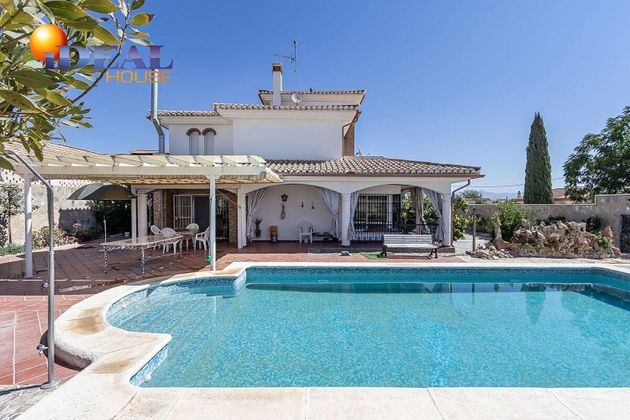 Foto 2 de Chalet en venta en Pinos Puente de 7 habitaciones con terraza y piscina