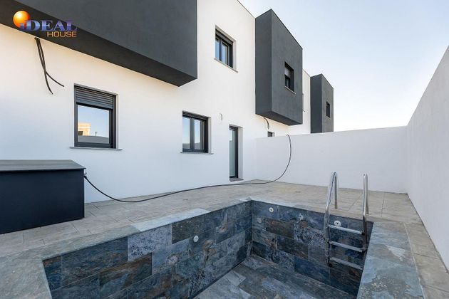 Foto 1 de Venta de casa adosada en Cúllar Vega de 3 habitaciones con terraza y piscina