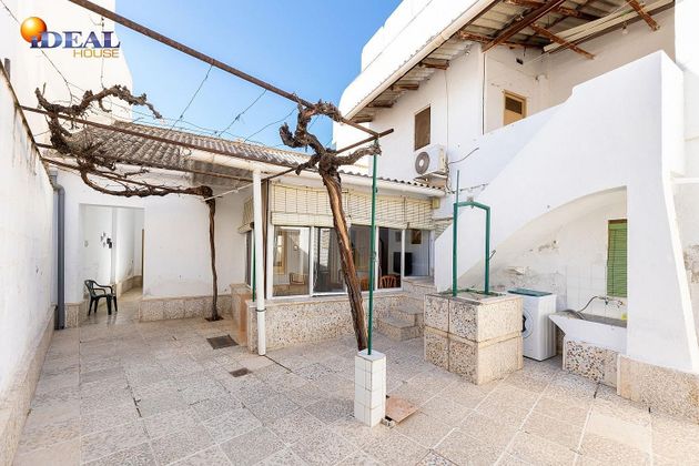 Foto 2 de Chalet en venta en Albolote de 4 habitaciones con terraza