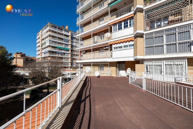 Foto 1 de Venta de piso en avenida De América de 4 habitaciones con terraza y balcón