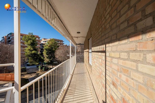 Foto 2 de Venta de piso en avenida De América de 4 habitaciones con terraza y balcón