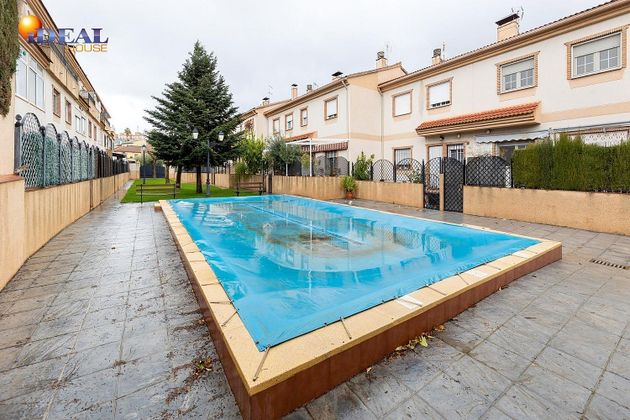 Foto 2 de Casa adossada en venda a calle Las Cruces de 3 habitacions amb terrassa i piscina