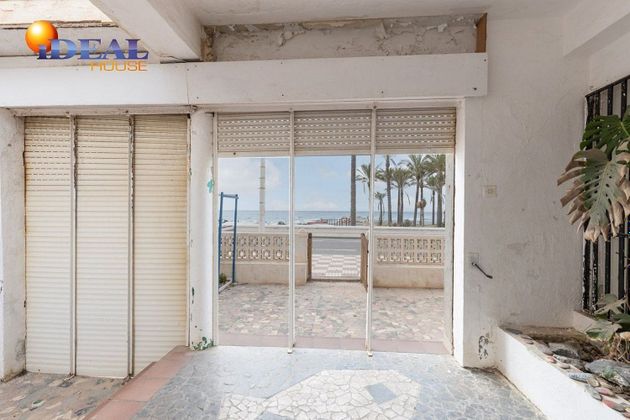 Foto 2 de Chalet en venta en calle Acera del Mar de 3 habitaciones con terraza y piscina