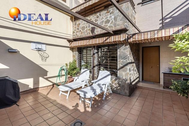 Foto 2 de Casa en venta en Angustias - Chana - Encina de 4 habitaciones con piscina y garaje