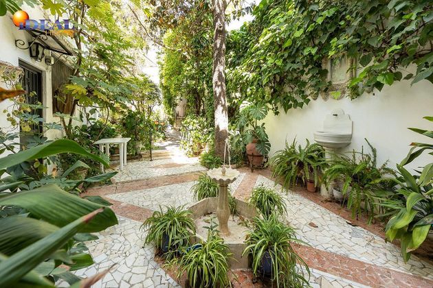 Foto 2 de Casa en venda a calle Del Rio de 8 habitacions amb terrassa i jardí