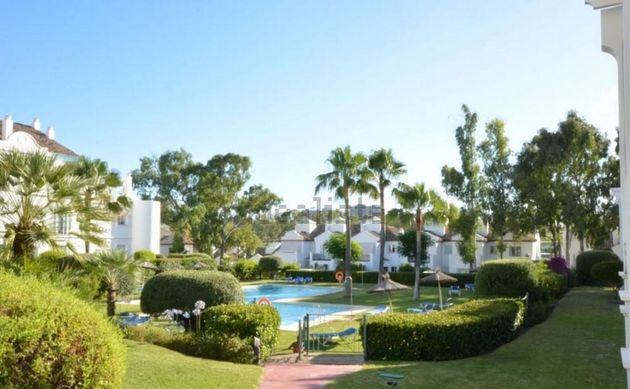 Foto 1 de Casa adossada en venda a Guadalmina de 3 habitacions amb terrassa i piscina