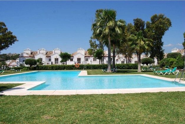 Foto 1 de Venta de casa en Guadalmina de 3 habitaciones con terraza y piscina