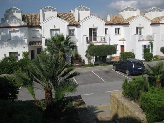 Foto 2 de Venta de casa en Guadalmina de 3 habitaciones con terraza y piscina