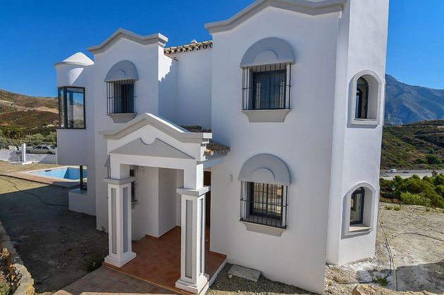 Foto 1 de Chalet en venta en Nueva Andalucía centro de 3 habitaciones con terraza y piscina