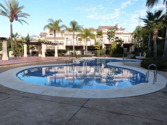 Foto 1 de Pis en venda a Nueva Andalucía centro de 3 habitacions amb terrassa i piscina