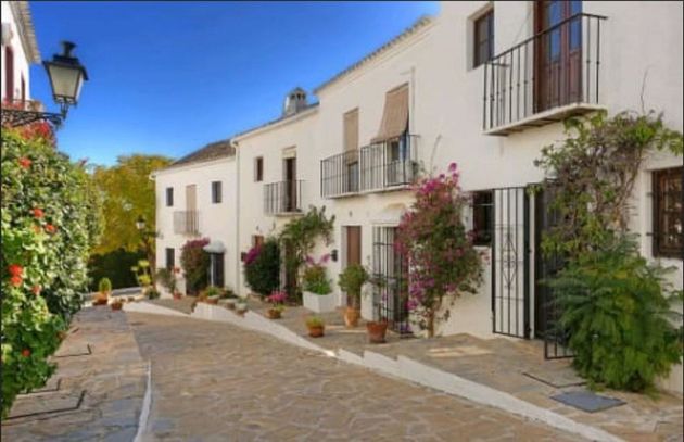 Foto 1 de Casa adossada en venda a Nueva Andalucía centro de 2 habitacions amb terrassa i piscina