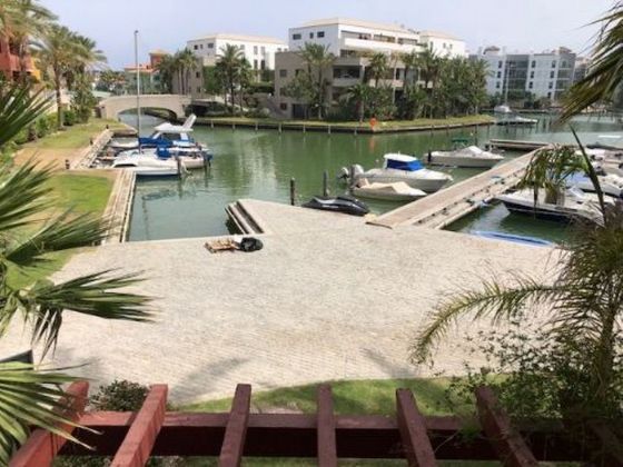 Foto 2 de Piso en venta en Puerto de Sotogrande-La Marina de 3 habitaciones con terraza y piscina