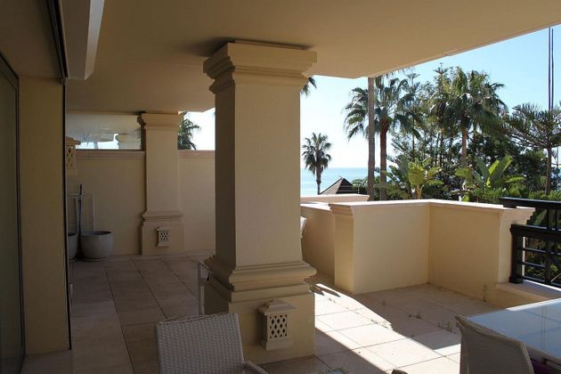 Foto 2 de Alquiler de dúplex en Puerto Banús de 3 habitaciones con terraza y piscina