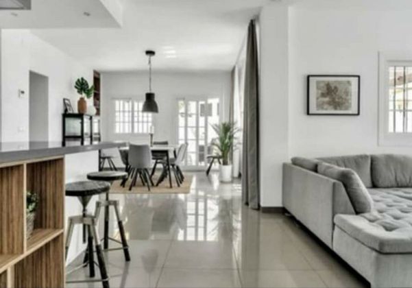 Foto 2 de Piso en alquiler en Nueva Andalucía centro de 3 habitaciones con terraza y piscina