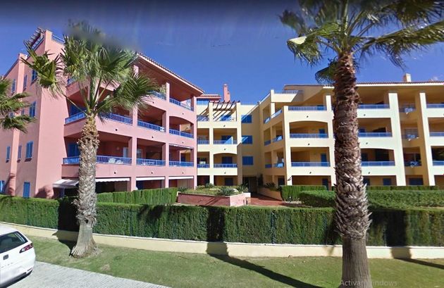Foto 1 de Piso en venta en Puerto de Sotogrande-La Marina de 3 habitaciones con terraza y piscina