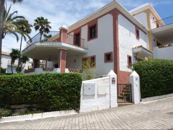 Foto 2 de Casa adossada en venda a El Padrón - El Velerín - Voladilla de 5 habitacions amb terrassa i piscina